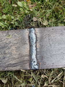 Photo de galerie - Soudure sur fer plat pour raccord de longueur sur bordure en acier de jardin 