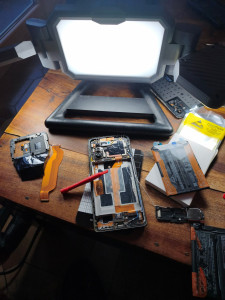 Photo de galerie - Réparations smartphone : remplacement batterie / Haut parleur / connexion chargeurs USB / carte mère...