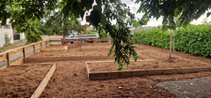 Photo de galerie - Jardinière en traverses pour créer un potager participatif 