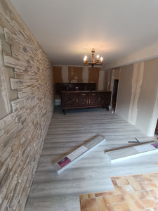 Photo de galerie - Rénovation intérieure 
-pose parquet flottant 
-pose pierre de parement
-placo 