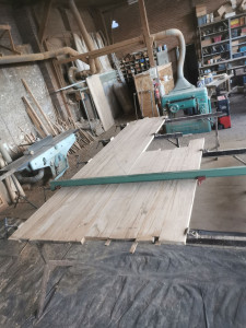 Photo de galerie - Collage de plateau de chêne en atelier 