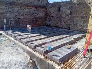 Photo de galerie - Pose de plancher poutrelle hourdis pour une future cave 