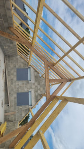 Photo de galerie - Taille et pose d'une charpente traditionnelle avec les fermes en chêne 