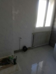 Photo de galerie - Salle de bain finie, faïence mur, carrelage sol, peinture plafond..