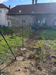 Photo de galerie - Mise à plat du terrain création de trou seulement des piquets plus pose de grillage 