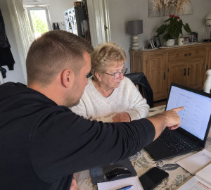 Photo de galerie - Assistance informatique senior