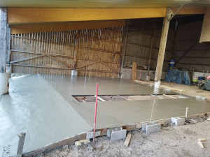Photo de galerie - Coffrage et coulage d'une dalle béton. 