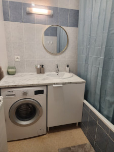 Photo de galerie - Salle de bain avec plan de travail et meuble.