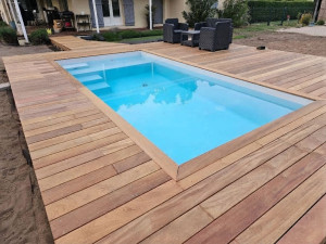 Photo de galerie - Terrasse bois cumaru margelle piscine chemin accès