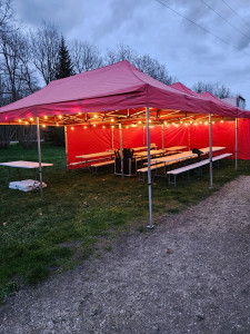 Photo de galerie - Installation chez un particulier 
3 barnums au total 6x9 avec gouttières 
location tables et bancs 50 personnes assises
