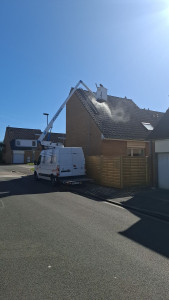 Photo de galerie - Nettoyage de toiture travaux effectué à la nacelle 