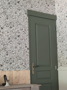 Photo de galerie - Pose de papier peint plus lambris et bloc porte plus peinture 