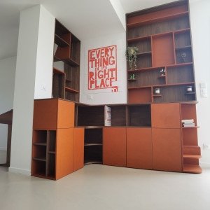 Photo de galerie - Meuble sur mesure en noyer us et velchromat orange. 