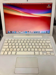 Photo de galerie - Assistance informatique sur MacBook.