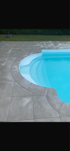 Photo de galerie - Pose carrelage 60x60 cm avec margelles piscine 