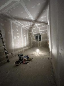 Photo de galerie - Pose placo à l'étage plafond plus mur et 1er passe d'enduit 