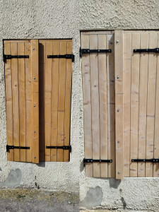 Photo de galerie - Ponçage de volets battants puis lasure en deux couches.