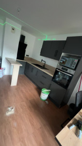 Photo de galerie - Pose de cuisine avec fabrication d’un bar 