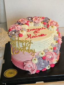 Photo de galerie - Gâteau personnalisé style Rose Cake