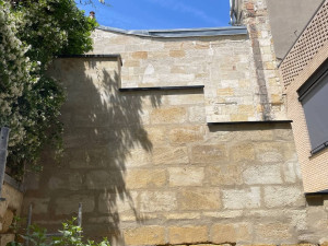 Photo de galerie - Restauration et nettoyage de pierre naturelle
Nettoyage complet d'une façade en pierre de Bordeaux. Conservation des joints existants, suppression des salissures sans traces blanches, restitution de la couleur naturelle du calcaire