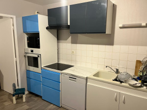 Photo de galerie - Pose de cuisine complète avec découpe du plan de travail.