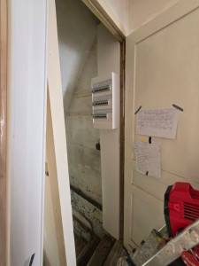 Photo de galerie - • 1. Le Traçage : Dessiner le futur réseau (prises, interrupteurs) directement sur les murs de la maison.
• 2. Le Rainurage : Creuser des tranchées verticales dans les murs (les saignées) pour y cacher les réseaux.
• 3. Le Passage des câbles : Glisser les