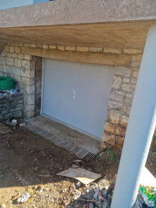 Photo de galerie - Pose d'une porte double battante en PVC. Un travail propre pour une fermeture sécurisée et fonctionnelle