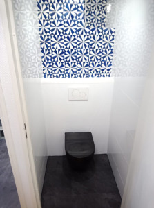 Photo de galerie - Rénovation complète de WC, faience sol bâti support geberit + cuvette courte noire 