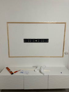 Photo de galerie - Moulure sur une mur pour la télé 