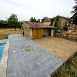Photo de galerie - Plage de piscine en béton imprimé bois et dalles de Bourgogne avec rose des vents 