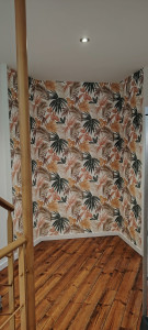 Photo de galerie - Pose d'une tapisserie décorative et rénovation de la rambarde d'escalier.