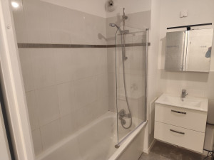 Photo de galerie - Pose du meuble vasque, plus robinetterie et miroir 
+ barre de douche et avec un pare baignoire 