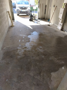 Photo de galerie - Passage du Karcher sur une dalle en béton d'un garage 
