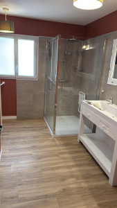 Photo de galerie - Réhabilitation d’une salle d’eau complète, changement du receveur, paroi de douche, panneaux au mur et sol