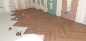 Photo de galerie - Parquet intérieur pose bâtons rompus.