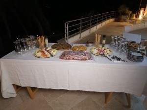 Photo de galerie - Serveur pour un anniversaire de 15 personnes services à tables et ouverture du champagne et de bouteilles roses, blanc et rouges