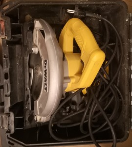 Photo de galerie - Scie circulaire 184mm diam, filaire Dewalt, avec rail de guidage en option. Deux disques différents dispos.