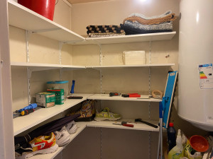 Photo de galerie - Étagères dans un cagibis 