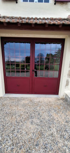 Photo de galerie - Pose d'une porte aluminium vitré avec petit bois intégré sur un chai 