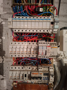 Photo de galerie - Ancien tableau électrique avec des portes fusible