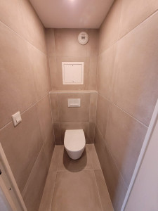 Photo de galerie - Pose de la cuvette carrelage habillage wc complet et raccordement de la cuvette...