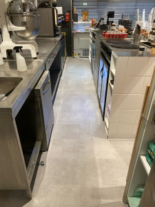 Photo de galerie - Changement d’un sol en restauration ( lame PVC)