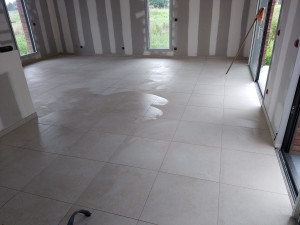 Photo de galerie - Pose de carrelage dans un salon