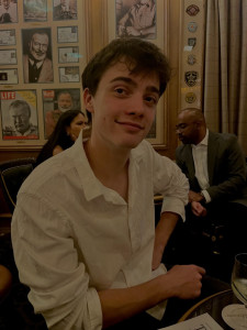 Photo de galerie -  ( portes, verrières, escalier etc…/ pour des ouvrage extérieur ce peut être des palissade en bois, portails ou portillons, terrasses, pergolas etc.. )