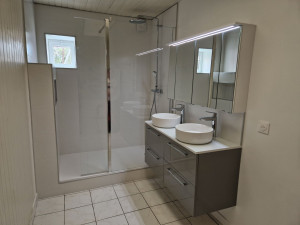 Photo de galerie - Rénovation et modification de baignoire en receveur de douche avec double vasque 
.
