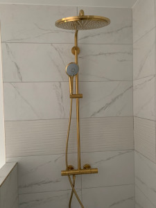 Photo de galerie - Posé ensemble barre de douche avec la robinetterie 