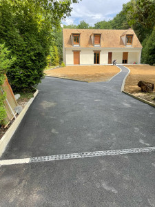 Photo de galerie - Réalisation d’une cour en enrobé noir 