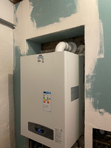 Photo de galerie - Remplacement chaudière à condensation en cours d’installation 
