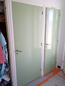 Photo de galerie - Chantier de peinture 
peinture blanche sur les murs et plafonds 
peinture Vert olive sur les portes 