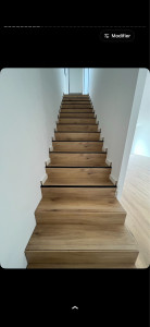 Photo de galerie - Escalier en parquet avec baguette de finition